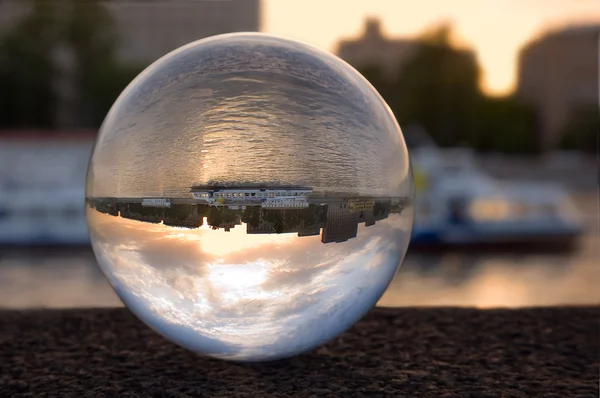 Refração na bola de vidro — Fotografia de Stock