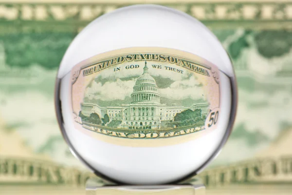 Esfera de vidro, dólar, um — Fotografia de Stock