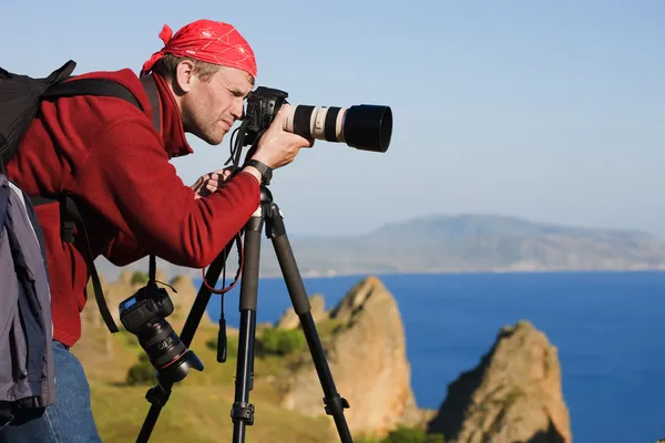 Fotograf, stativ, moře, kamení — Stock fotografie