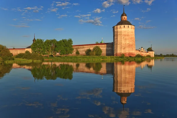 Monasterio Kirillo-Belozersky, torres — Foto de Stock