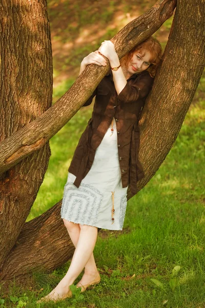 Flicka och träd Stockbild