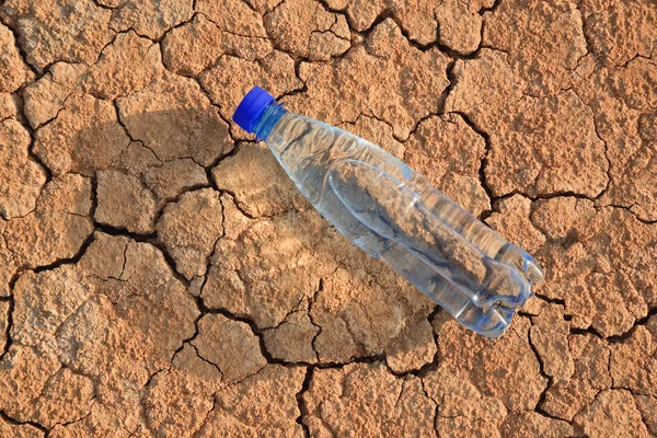 Fles met water, liggen — Stockfoto