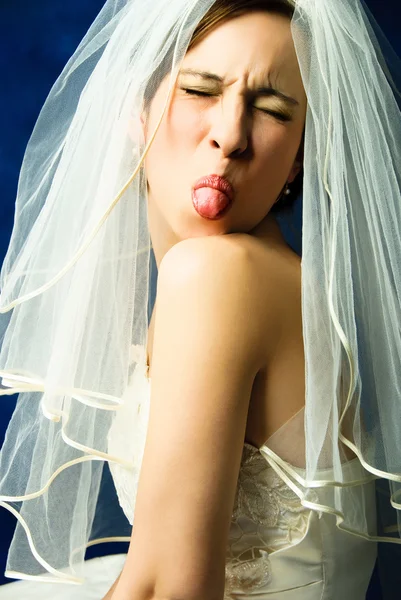 Grillige bruid tonen haar tong — Stockfoto