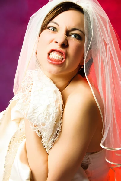 Агрессивная молодая невеста — стоковое фото