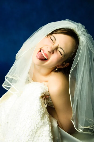 Jovem noiva mostrando sua língua — Fotografia de Stock