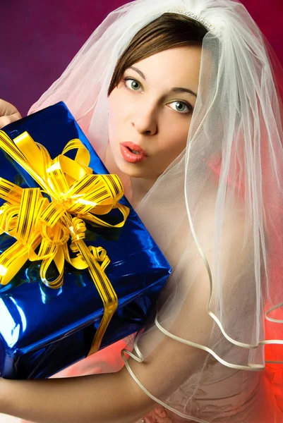 Překvapený nevěsta s dárek — Stock fotografie
