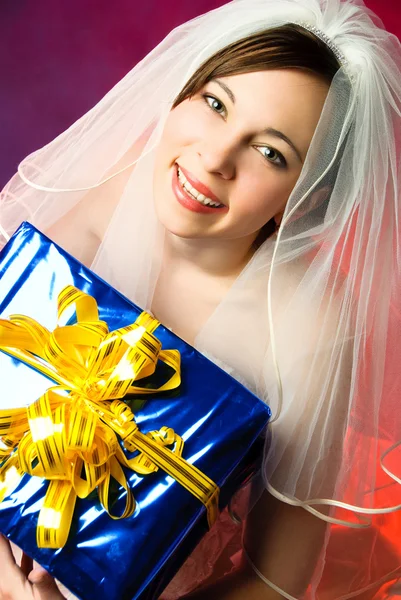 Mladá nevěsta s dárek — Stock fotografie