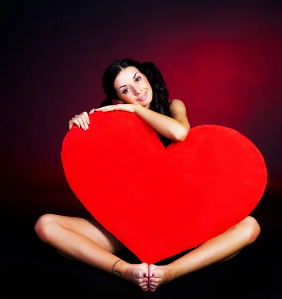 Flicka med ett hjärta — Stockfoto