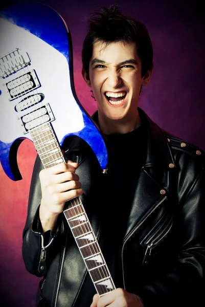 Vzrušený muž s kytarou — Stock fotografie