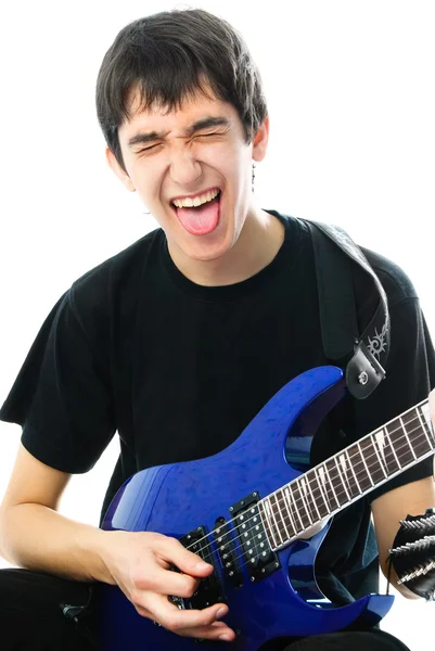 Adolescente chico jugando una guitarra — Foto de Stock