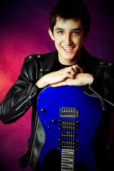 Красивый молодой человек с гитарой — стоковое фото