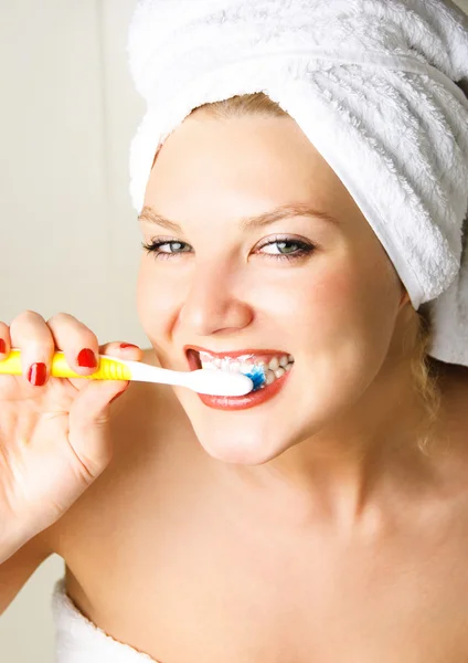 Ευτυχισμένη γυναίκα βούρτσισμα των δοντιών — Φωτογραφία Αρχείου