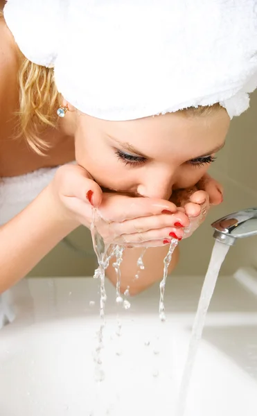 Egy nő mossa az arcát. — Stock Fotó