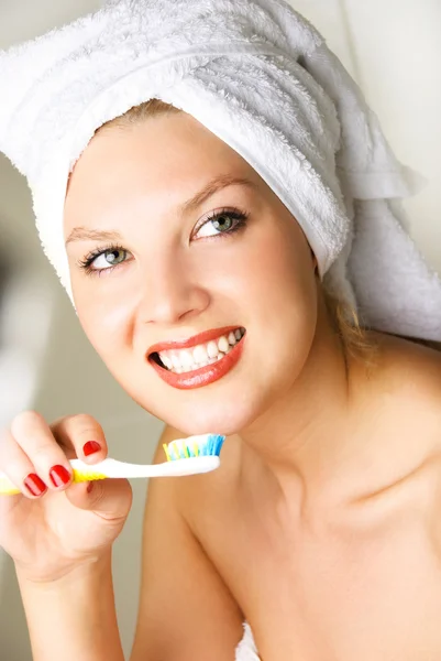 Žena čistí zuby — Stock fotografie