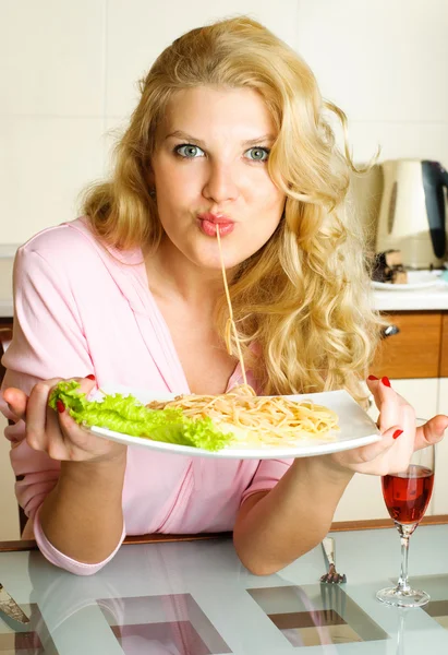 美丽的女人吃意大利面 — 图库照片