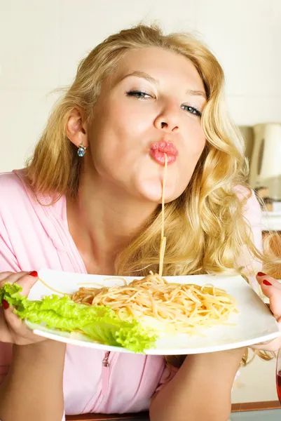 Seksi kadın spagetti yemek — Stok fotoğraf