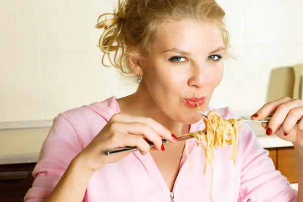 性感的女孩吃意大利面 — 图库照片