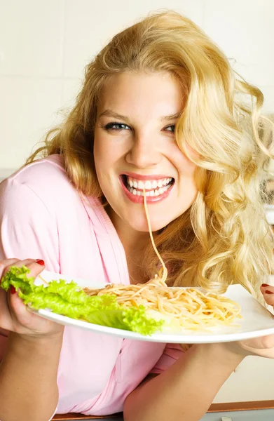 스파게티를 먹는 행복 한 여자 — 스톡 사진