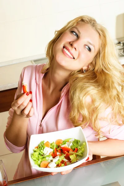 Linda chica comiendo ensalada —  Fotos de Stock