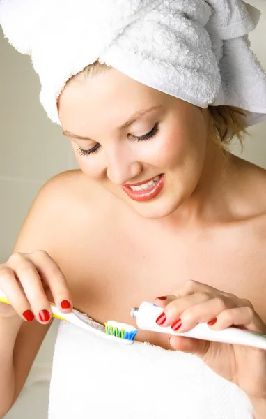 Hezká dívka, čištění zubů — Stock fotografie