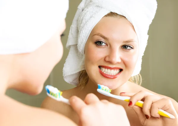 Mooi meisje tanden poetsen — Stockfoto