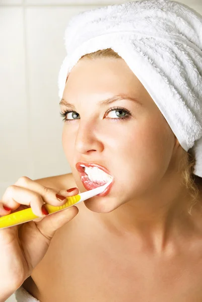 Мечтательная девушка чистит зубы — стоковое фото