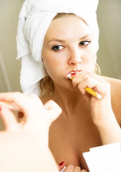 Mooi meisje tanden poetsen — Stockfoto