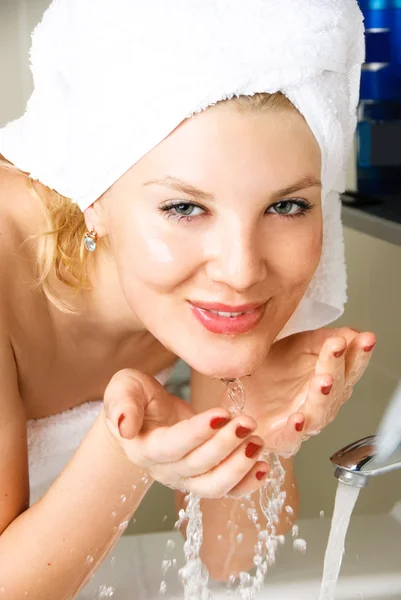 Menina lavando o rosto — Fotografia de Stock