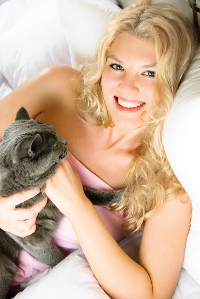 그녀의 고양이 함께 행복 한 여자 — 스톡 사진