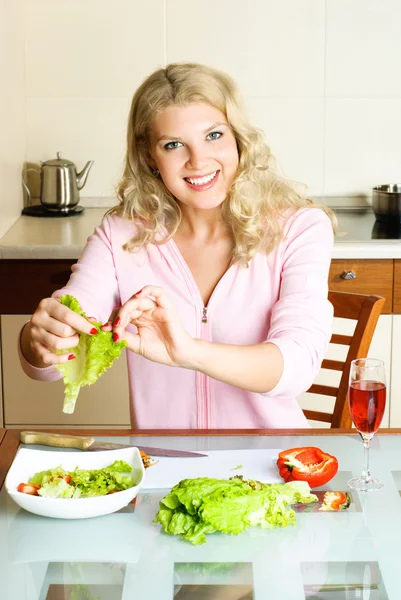 Hübsche Frau macht Salat — Stockfoto