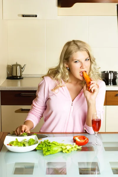 Грустная девушка соблюдает диету — стоковое фото