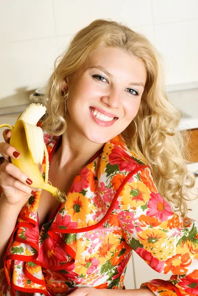 Mooi meisje eten van een banaan — Stockfoto