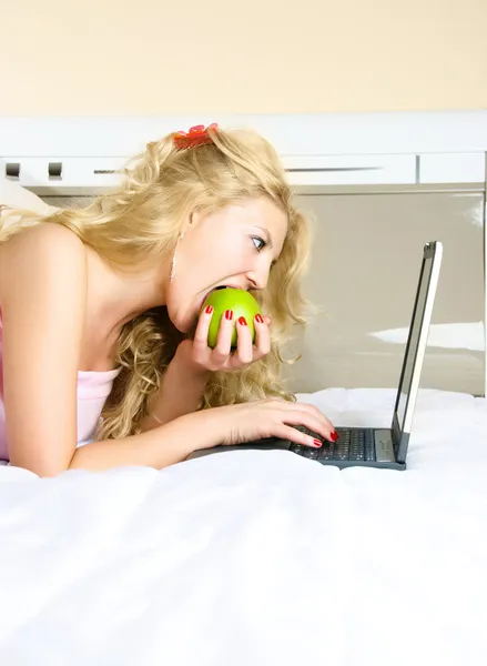 Menina bonita usando um laptop — Fotografia de Stock