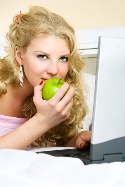 Pretty girl with a laptop — Zdjęcie stockowe