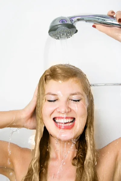 Vrouw die een douche neemt — Stockfoto