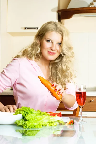 女性のサラダを作る — ストック写真