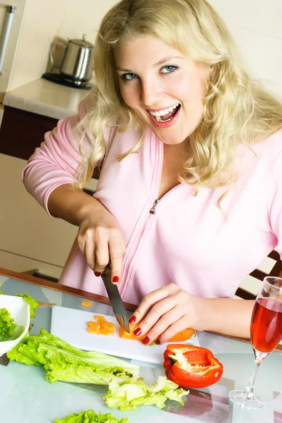 Жінка робить салат — стокове фото