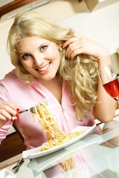 스파게티를 먹는 여자 — 스톡 사진