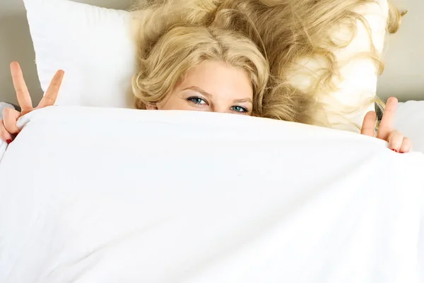 Счастливая девушка в постели — стоковое фото