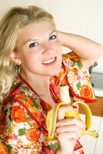 Ευτυχισμένος κορίτσι τρώει μια μπανάνα — Φωτογραφία Αρχείου