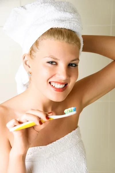 女孩在刷牙 — 图库照片