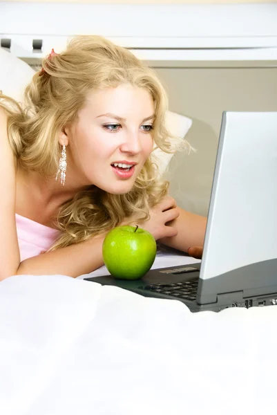Красивая девушка с ноутбуком Стоковое Изображение