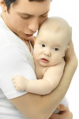 padre con su bebé de cuatro meses de edad