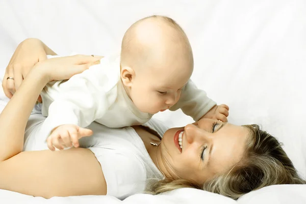 Happy mother on the sofa with her baby — Stock Photo, Image