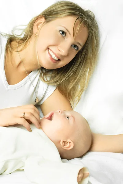 Anne ile bebeği kanepede — Stok fotoğraf