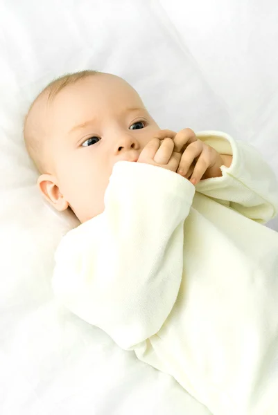 Quatro meses de idade bebê encontra-se na cama — Fotografia de Stock