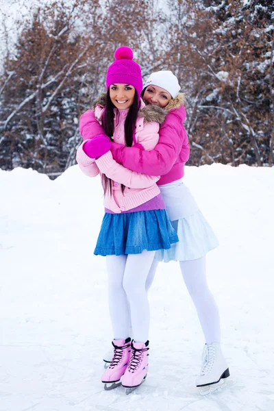Dos chicas patinaje sobre hielo — Foto de Stock