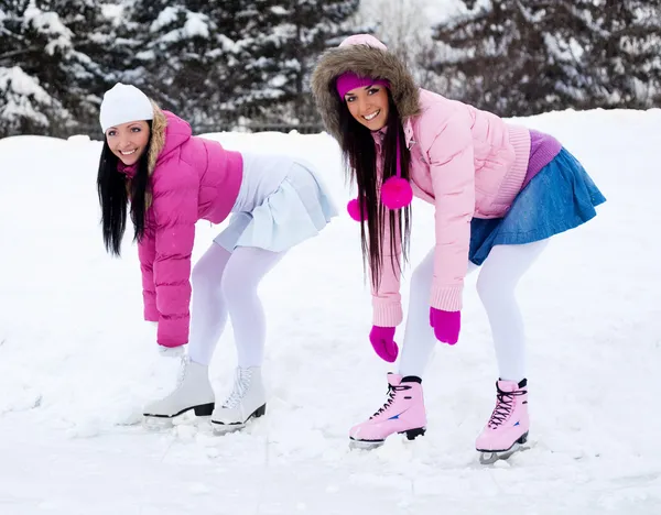 Due ragazze pattinaggio su ghiaccio — Foto Stock