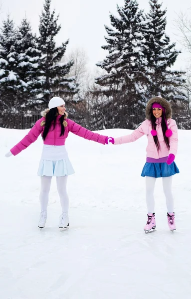 Duas meninas patinação no gelo — Fotografia de Stock