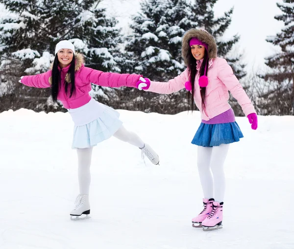 Twee meisjes schaatsen — Stockfoto